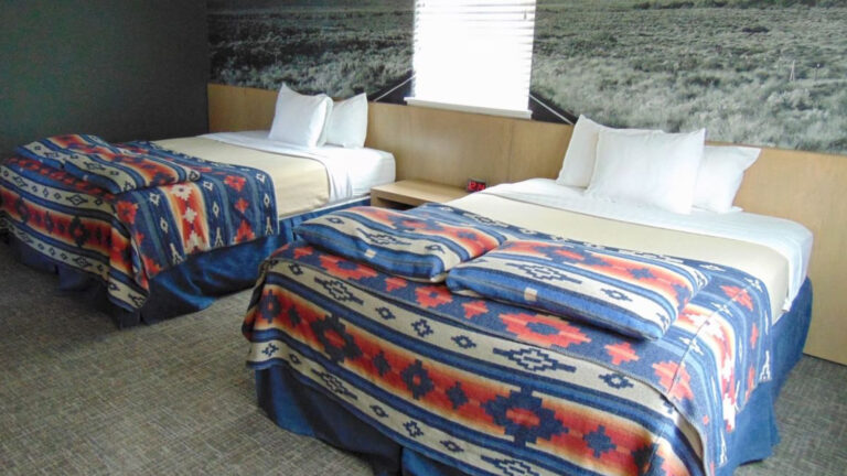 Cottage – 2 Queen Beds & Kitchenette