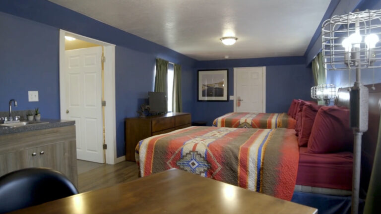 Cowboy Cabin – 2 Queen Beds & Kitchenette