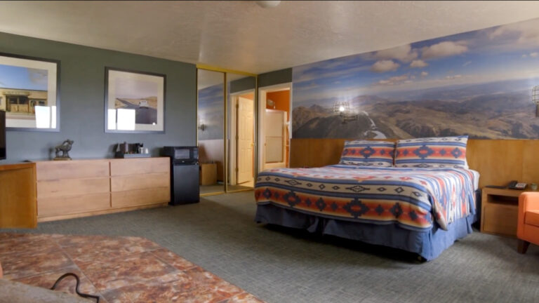 Cozy Standard Room – 1 Queen Bed